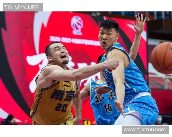 南京篮球队在全国锦标赛积分榜上以53分稳居第一位置,表现抢眼 南京篮球队在全国锦标赛积分榜上以53分稳居第一位置,表现抢眼