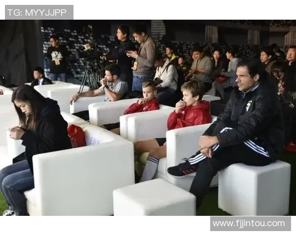 足球明星关爱流浪汉用爱心传递温暖与希望 足球明星关爱流浪汉用爱心传递温暖与希望