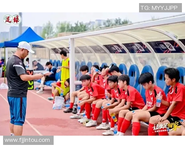 足球明星化身路人街头踢球引发热议球迷惊喜连连