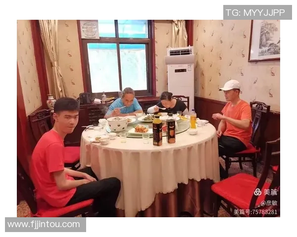 足球明星聚餐享受美味烤鸭视频分享引发热议与粉丝互动 足球明星聚餐享受美味烤鸭视频分享引发热议与粉丝互动